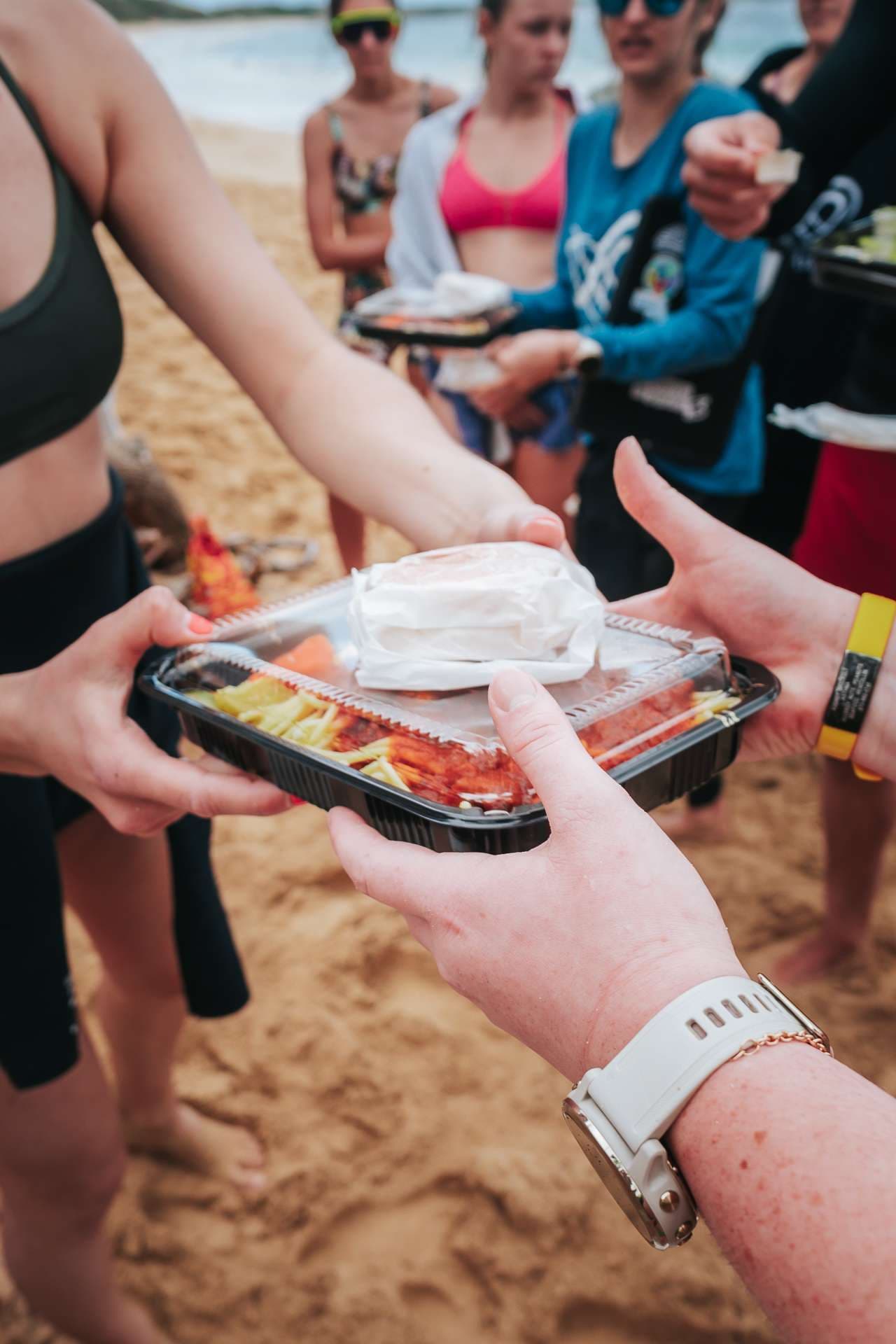 Boîtes à lunch sur la plage